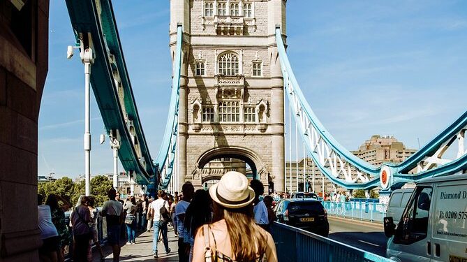 How to make the most of an extended layover in London